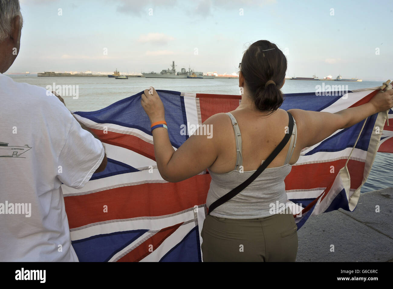 Les gigaltariens brandisent les drapeaux de l'Union tandis que le navire de guerre de la Royal Navy HMS Westminster arrive dans le port de Gibraltar pour une visite programmée avant les exercices en Méditerranée. Banque D'Images