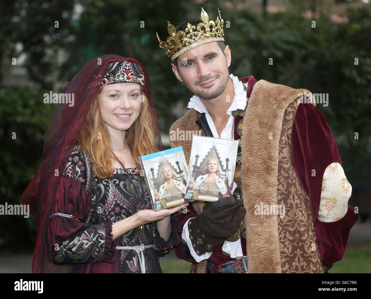Les acteurs Kieran Tolan vêtus du roi Edward IV et JO Cummins vêtu de la Reine blanche à Soho Square, Londres pour la sortie du drame de la BBC la Reine blanche qui est maintenant disponible sur DVD. Banque D'Images