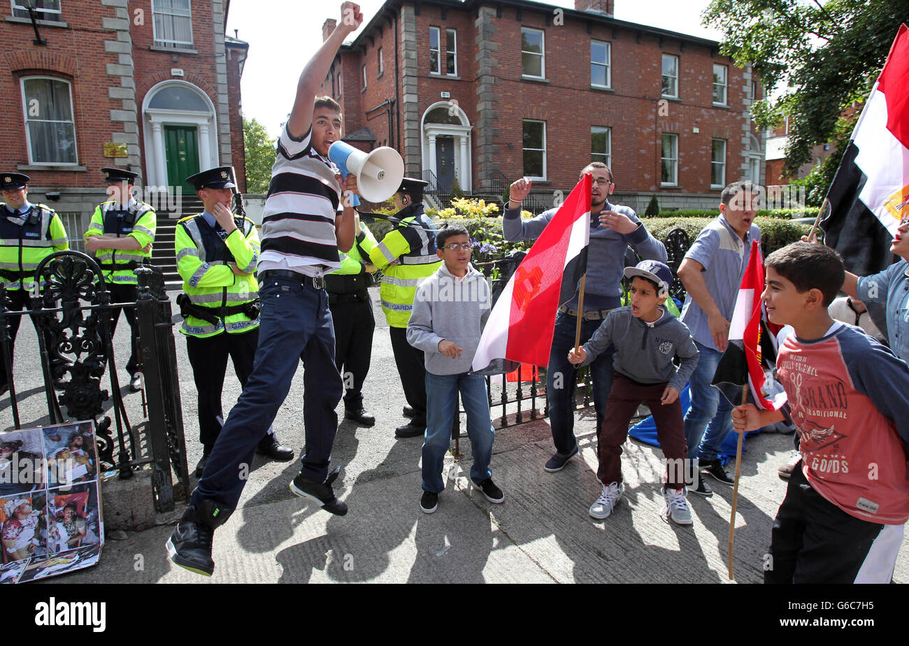 Les amis de la famille Halawa se réunissent à l'ambassade d'Égypte à Dublin pour demander la libération de quatre frères et sœurs irlandais détenus par les autorités égyptiennes en Égypte. Banque D'Images