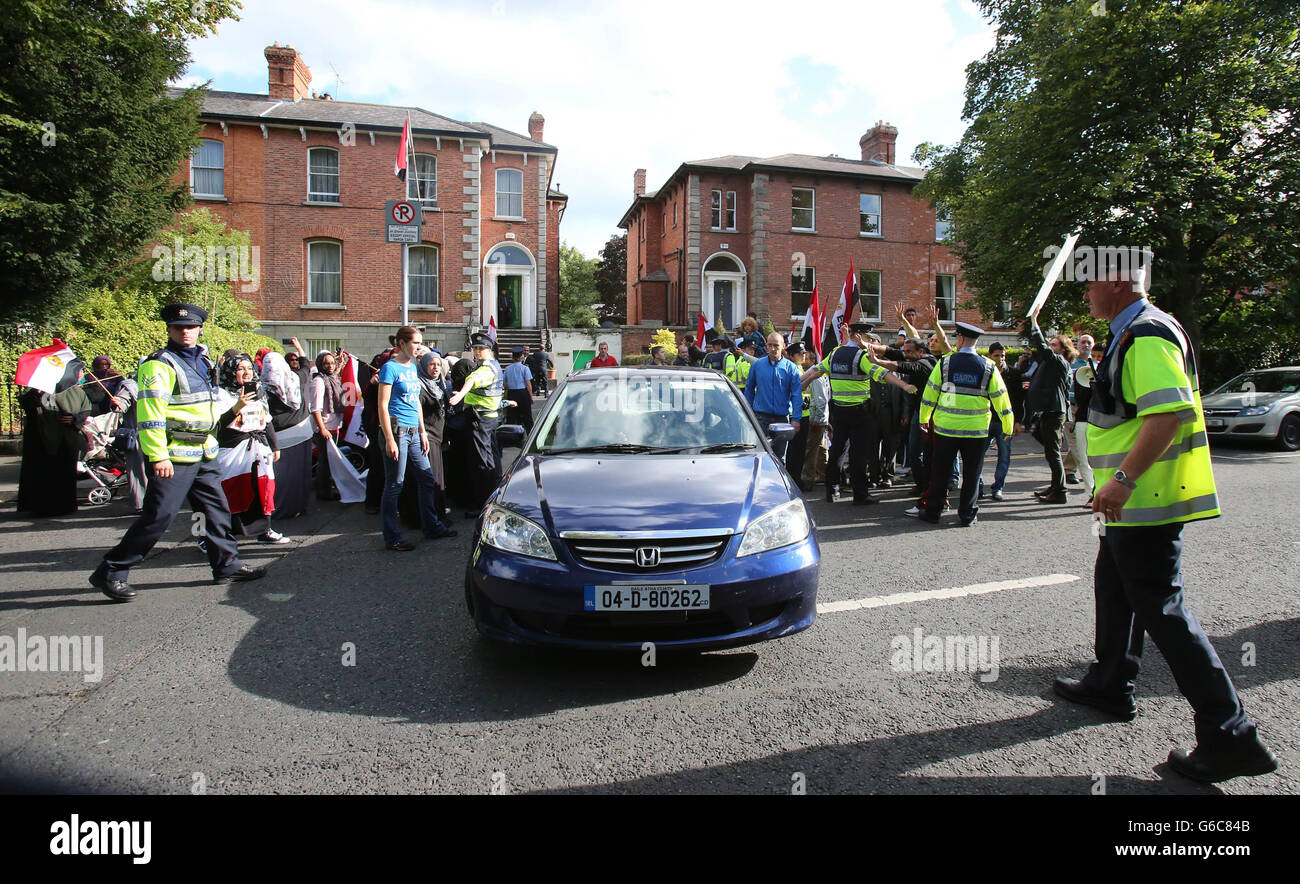 Les amis de la famille Halawa jeer à des voitures quittant l'ambassade d'Égypte à Dublin comme ils appellent à leur libération de la garde à vue. Banque D'Images