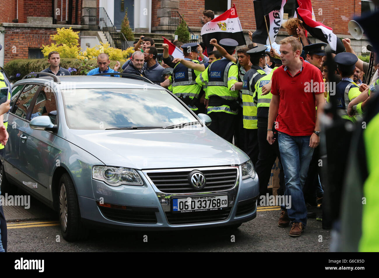 Les amis de la famille Halawa jeer à des voitures quittant l'ambassade d'Égypte à Dublin comme ils appellent à leur libération de la garde à vue. Banque D'Images