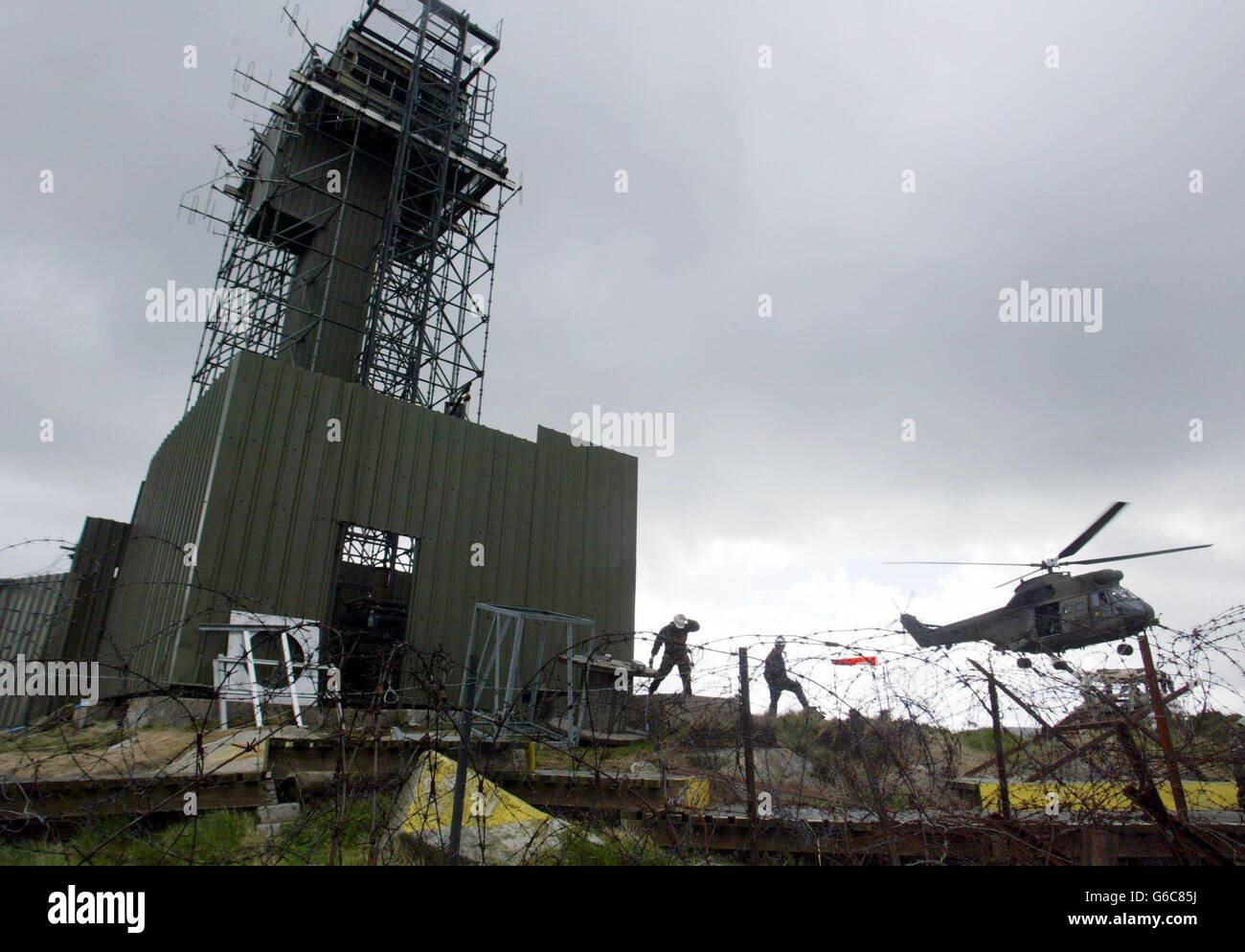 Les sapeurs de l'armée arrivent par hélicoptère Puma à la tour de surveillance Cloghostige dans le sud d'Armagh, l'une des deux tours de surveillance au sommet d'une colline démantelées dans la région. *... Les Royal Engineers sont venus au premier feu pour commencer à descendre les postes d'observation sur le sommet de la montagne Cloghogue et à Tievecrom, à l'extérieur de Forkhill, après la décision de retirer les deux postes, dont les soldats surveillent les mouvements de l'IRA depuis près de deux décennies, A été annoncé dans le cadre du processus de normalisation par le Premier ministre Tony Blair lorsque lui et son homologue irlandais Bertie Ahern ont publié leur Déclaration conjointe. Banque D'Images