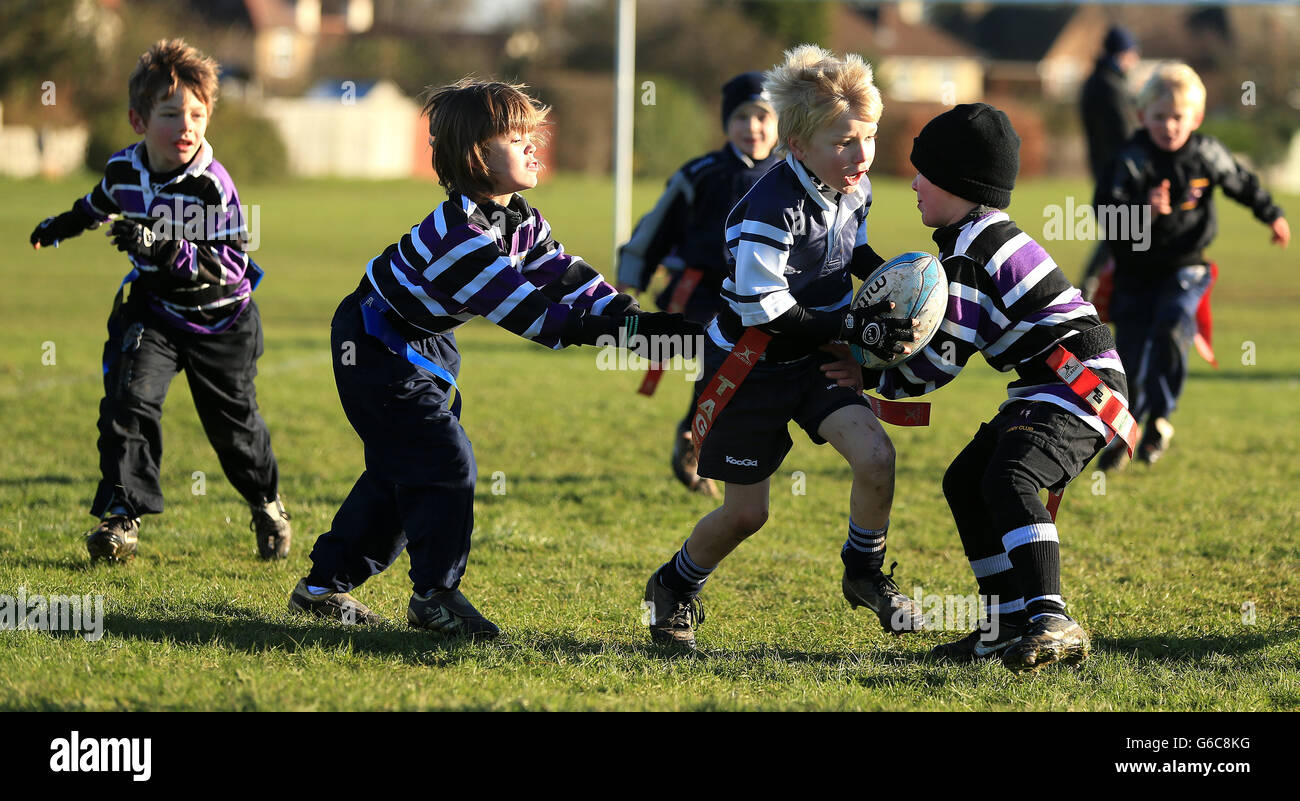 Les enfants de sept ans qui participent au sport puisque la moitié des enfants de sept ans ne font pas assez d'exercice - et les filles sont beaucoup moins actives que les garçons, comme le montrent les études. Banque D'Images