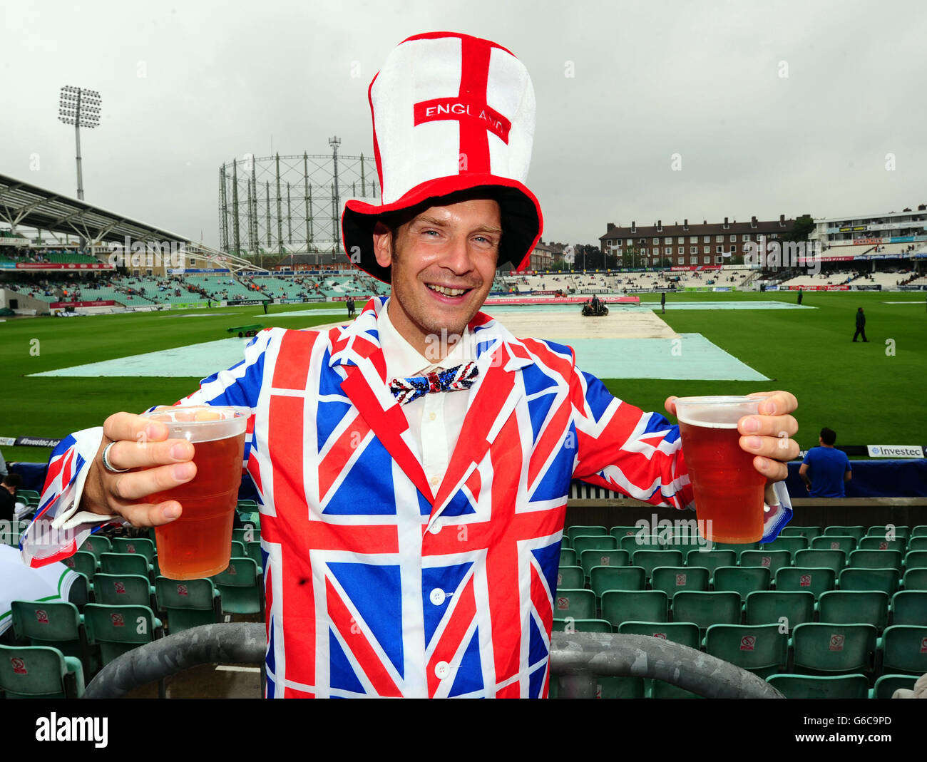 Andy Munings, de Wimbourne, Dorset, est retardé en raison de la pluie le quatrième jour du cinquième match du test Investec Ashes au Kia Oval, Londres. Banque D'Images