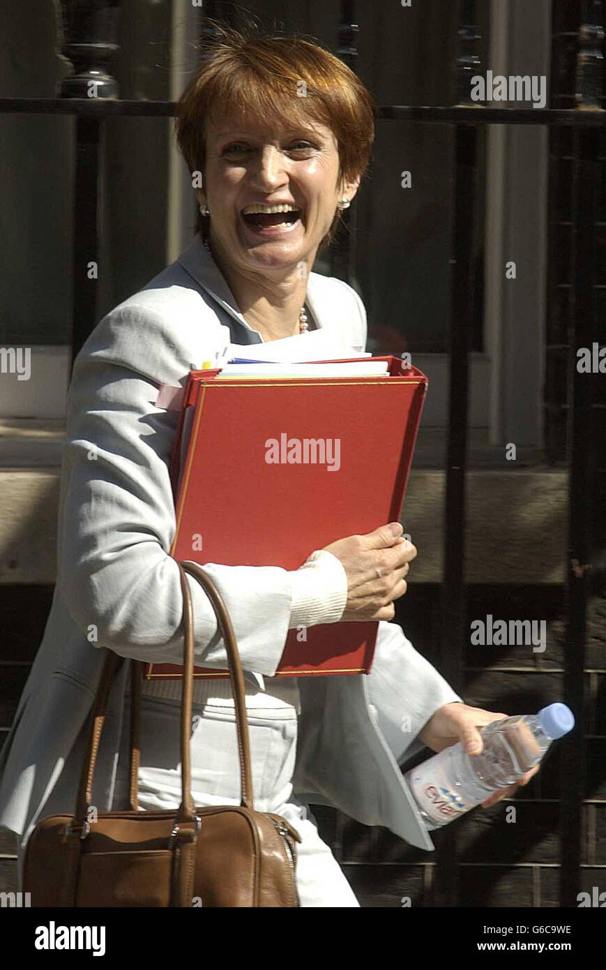 La secrétaire à la culture Tessa Jowell arrive à Downing Street, Londres. Le Cabinet semblait prêt à soutenir la tentative de Londres d'accueillir les Jeux olympiques de 2012. * mais avec la spéculation croissante que Jowell annoncerait le déménagement aux députés plus tard, une source importante du gouvernement a mis en garde: C'est vraiment l'un de ces cas que jusqu'à ce que toutes les extrémités lâches soient liées, vous n'avez pas eu une décision. Banque D'Images