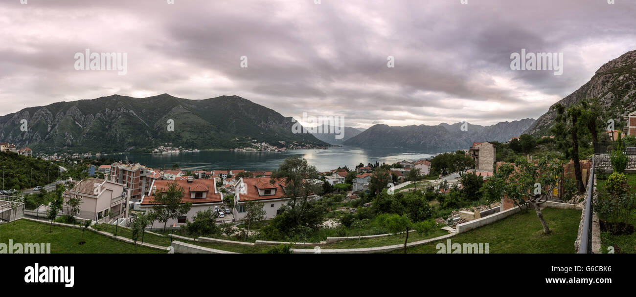 Baie de Kotor dans la soirée, coup de Dobrota. Montrant la ria, les montagnes, ciel nuageux et les bâtiments résidentiels Banque D'Images