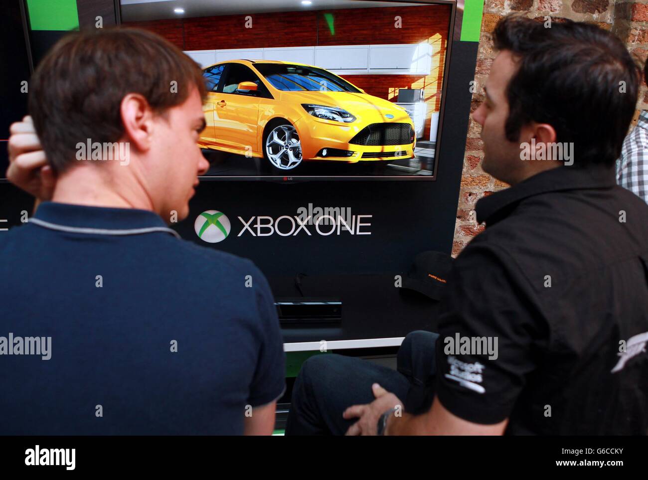 Les gens jouent sur la Xbox One, à l'usine de violon dans le sud de Londres, avant la sortie des consoles en novembre. Banque D'Images