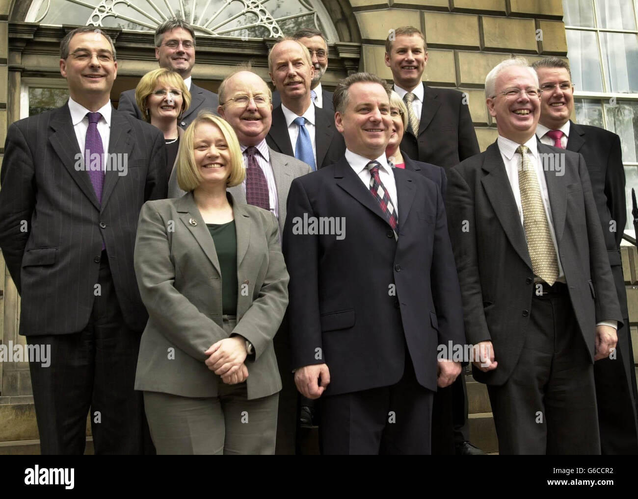 Le nouveau cabinet écossais avec (de gauche à droite) Frank McAveety Ministre du Tourisme, Peter Peacock Education, Nicol Stephen transport, (deuxième rangée) Margeret Curran Communities, Malcolm Chisholm Health, Andy Kerr Finance, Colin Boyd Lord Advocate, Ross Finnie Rural, Patricia Ferguson parlementaire Buisiess, (première rangée) Cathy Jamieson Justice, Le premier ministre Jack McConnell et le ministre Jimm Wallace Enterprise à l'extérieur de Bute House à Édimbourg. Banque D'Images