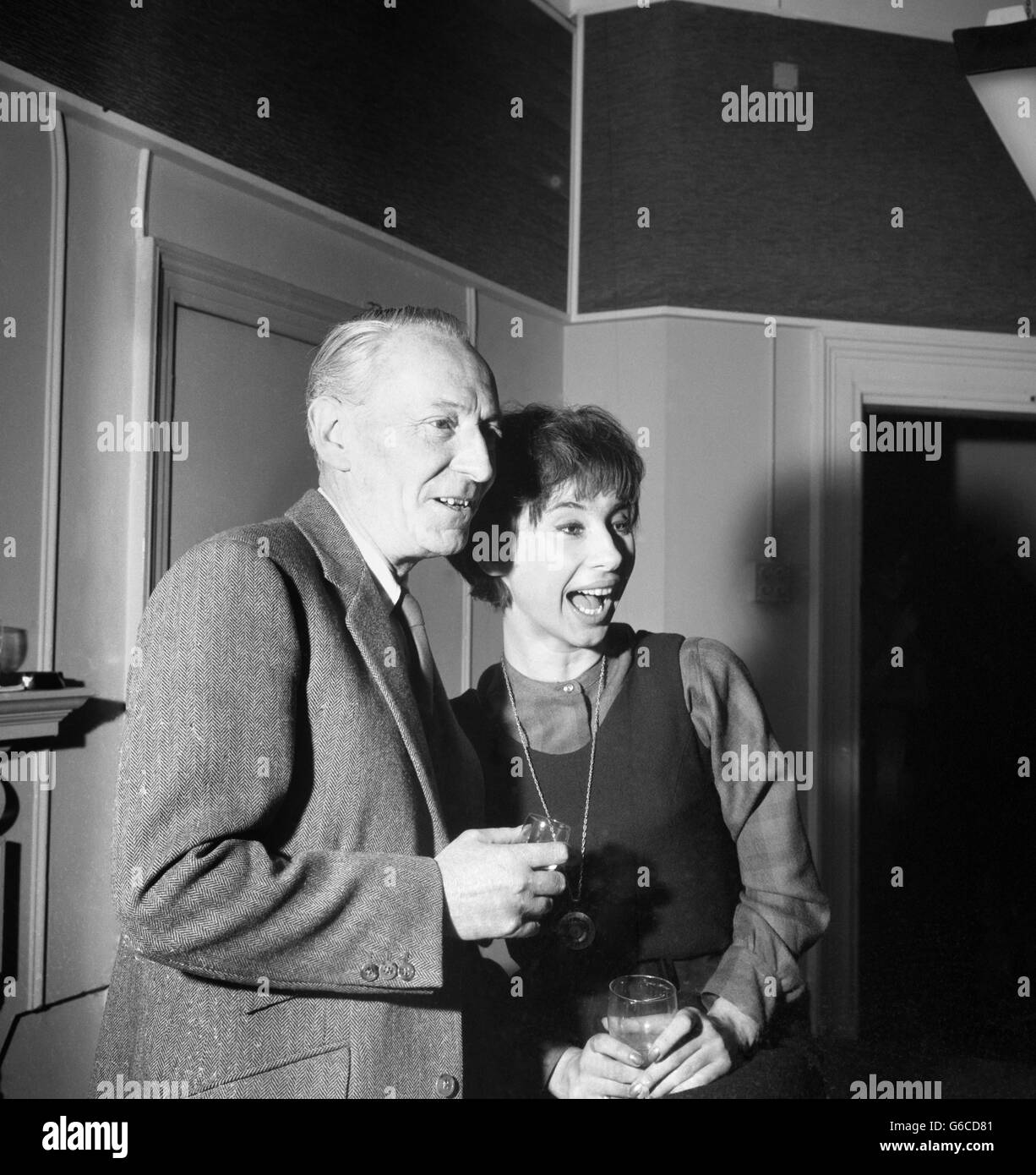 Télévision - BBC - Docteur OMS - William Hartnell.L'acteur William Hartnell en photo avec l'actrice Carole Ann Ford qui a joué le Docteur qui est le compagnon original. Banque D'Images