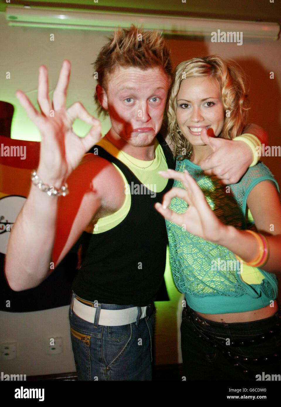 Le duo de Liverpudlian, Chris Cromby, 21 ans, et Gemma Abby, 20 ans, qui comme 'Jemini' n'a marqué aucun point dans le Concours Eurovision de la chanson, qui s'est tenu le samedi 24/05/03. * ils sont apparus au bar gay 'Missing' au Birmingham gay Pride Festival ce soir. En tant que premiers Britanniques à ne pas marquer un seul point dans le Concours Eurovision de la chanson, le duo a publié leur inscription en tant que single. Jemini espérait que Cry Baby aurait plus de succès avec l'opinion publique britannique que samedi avec les téléspectateurs du reste de l'Europe. Banque D'Images
