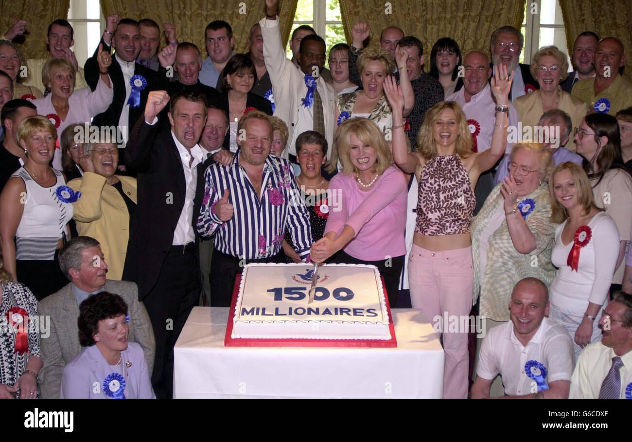 Les célébrités de la télévision Anthony Worrall Thompson, Joanna Lumley, Phil Tufnell et Linda Barker se joignent à plus de 30 millionnaires de la Loterie nationale dans un photocall de l'ouest de Londres pour célébrer le 1 5 00e membre de son club millionnaire. * Tim Davis, de Torquay, est devenu le millionnaire de la 1 5 00e loterie mercredi dernier quand il a raflé le jackpot de Lotto 3,168,574. Banque D'Images