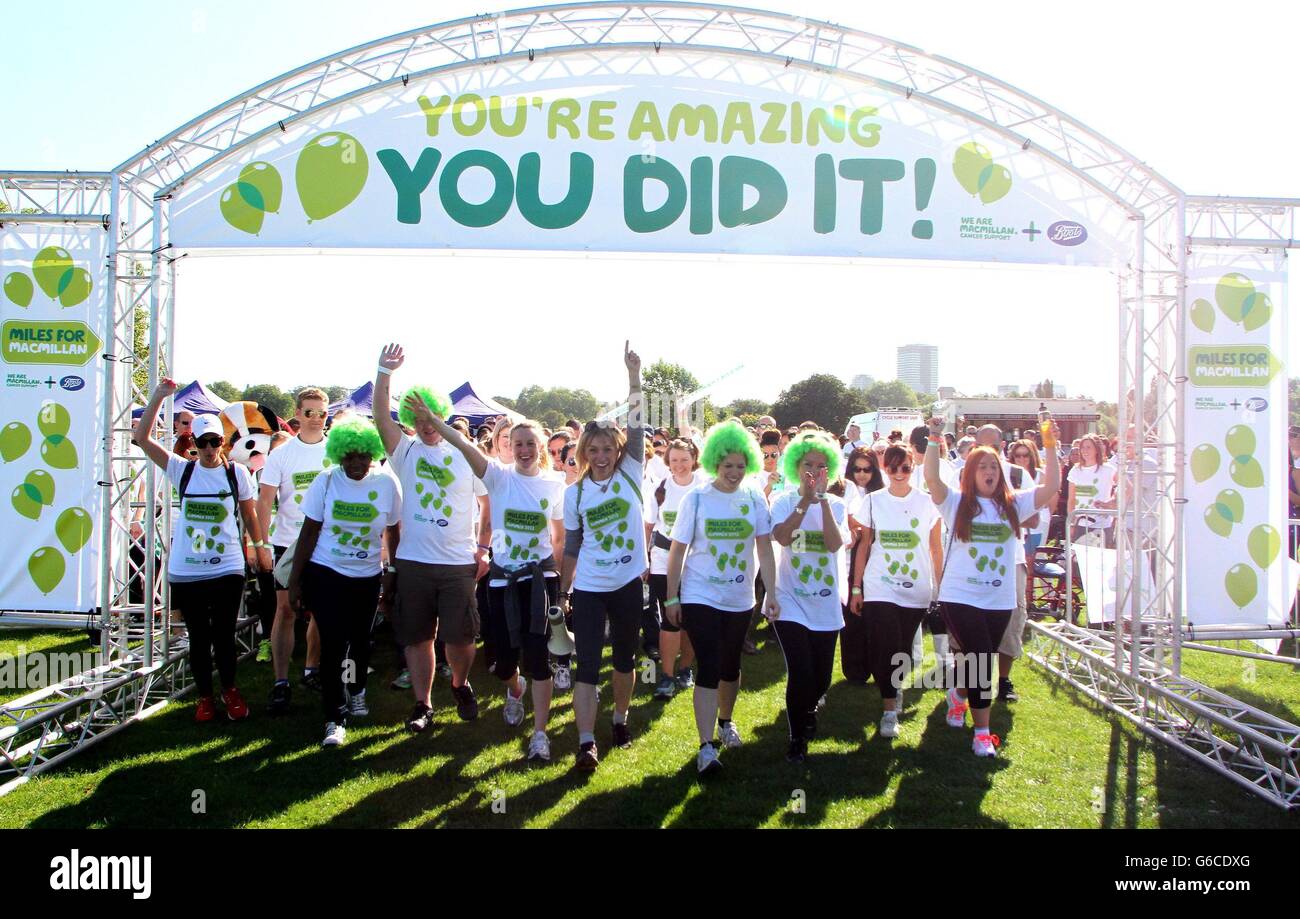 La personnalité de la télévision Michaela Strachan et la nageuse olympique Hannah Miley se joignent aujourd'hui à des centaines de personnes pour participer à une grande et belle marche pour Macmillan, soutenue par Boots UK dans Regent's Park à Londres, afin de recueillir de l'argent pour Macmillan cancer support. Banque D'Images