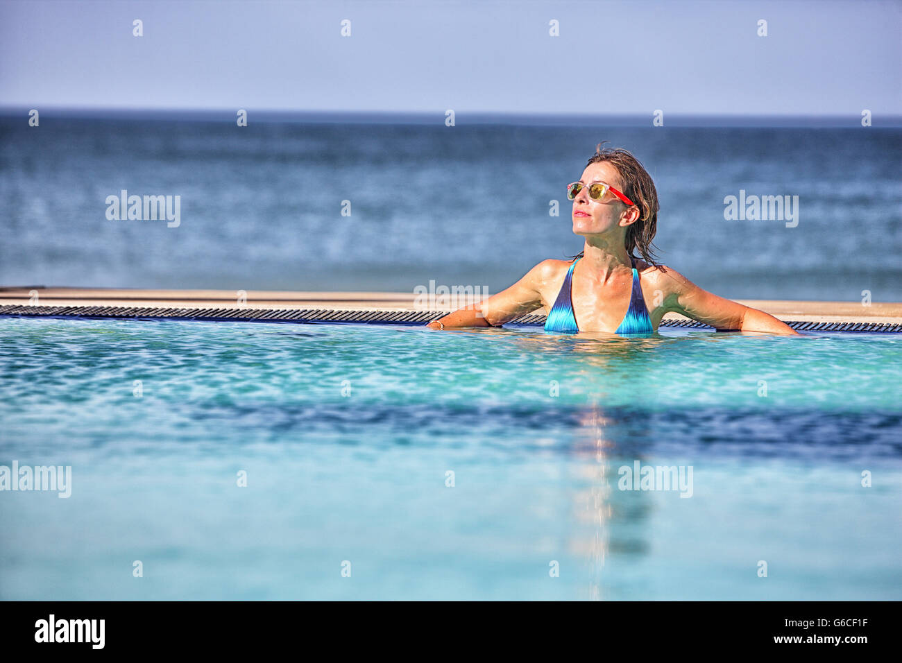 Femme de soleil par un pool de Nilaveli. Sri Lanka Banque D'Images
