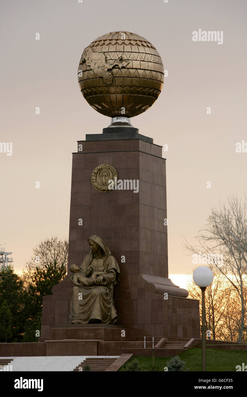 Globe en laiton avec carte Ouzbékistan érigé à l'occasion du premier anniversaire du pays à la place de l'indépendance, Tachkent, Ouzbékistan Banque D'Images