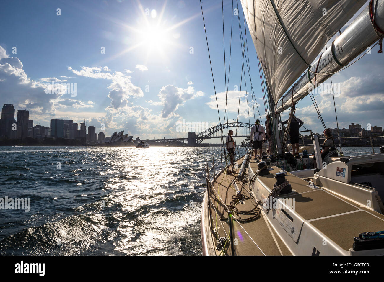 Formation Clipper voile dans le port de Sydney avant le 2015 Rolex Sydney to Hobart yacht race. Banque D'Images