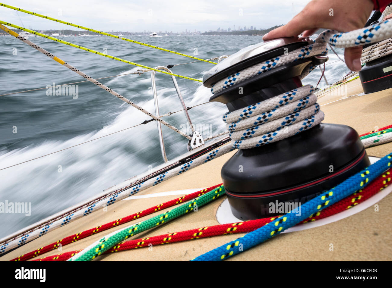L'assouplissement du marin pendant le début de la 2015 Sydney to Hobart yacht race, à bord du Clipper Round the World yacht, Garmin. Banque D'Images