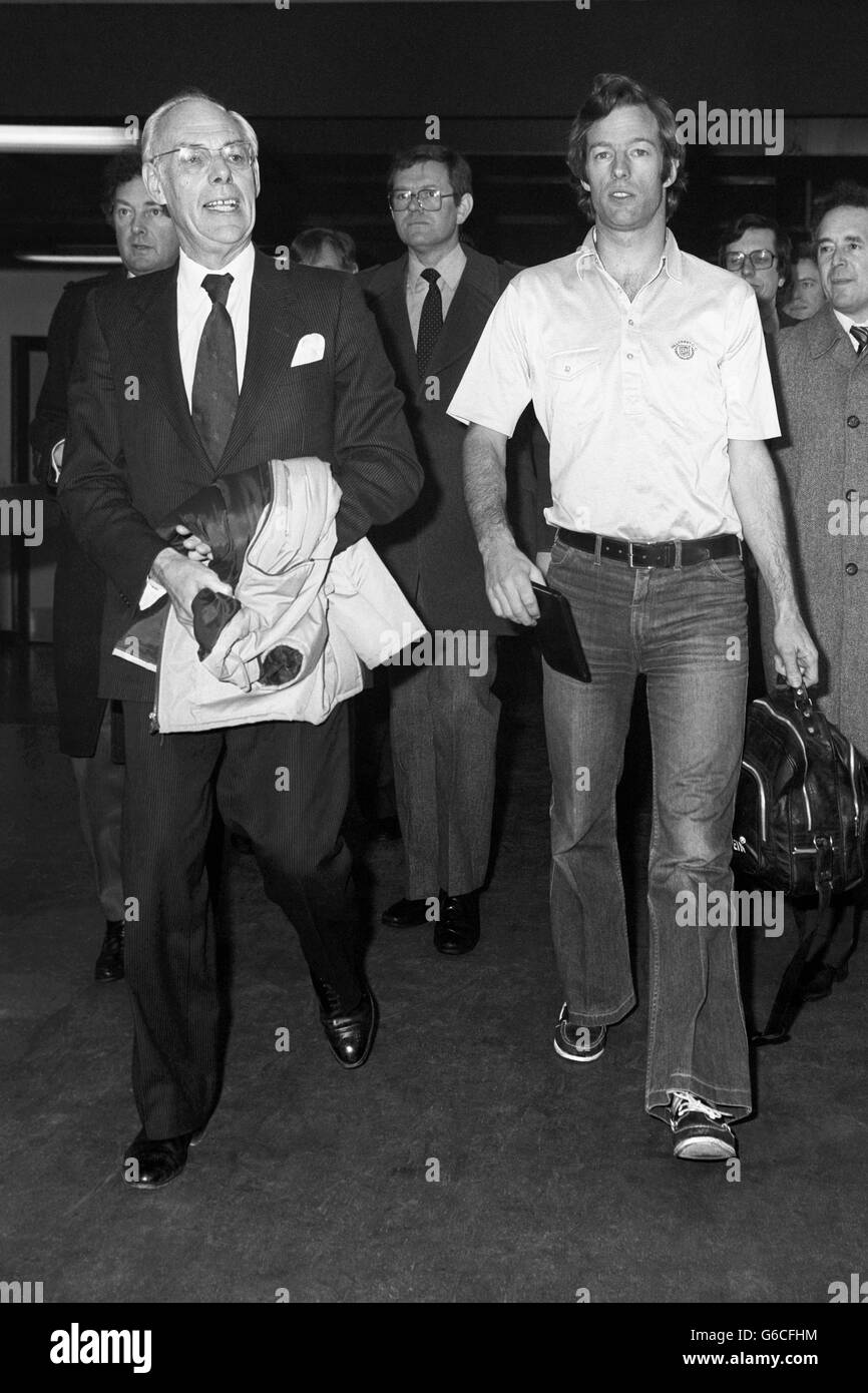 Le fils du Premier ministre Mark Thatcher, à droite, et son père Denis, à l'aéroport d'Heathrow, lorsque l'homme de 28 ans est revenu à Londres après son épreuve dans le désert, tout en participant au rallye automobile Paris-Dakar. Banque D'Images