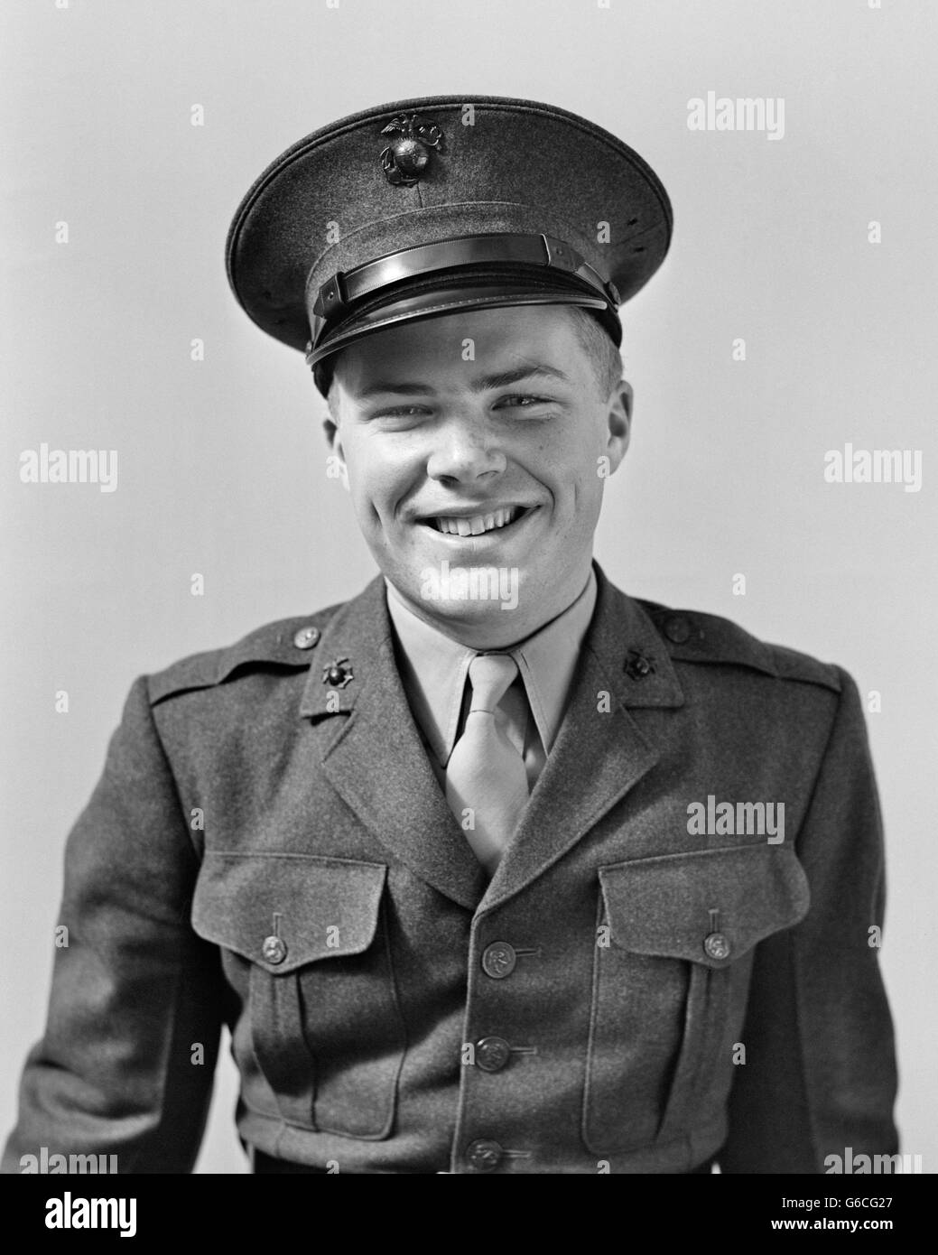 1940 PORTRAIT SMILING MAN WEARING uniformes des Marines des États-Unis LOOKING AT CAMERA Banque D'Images