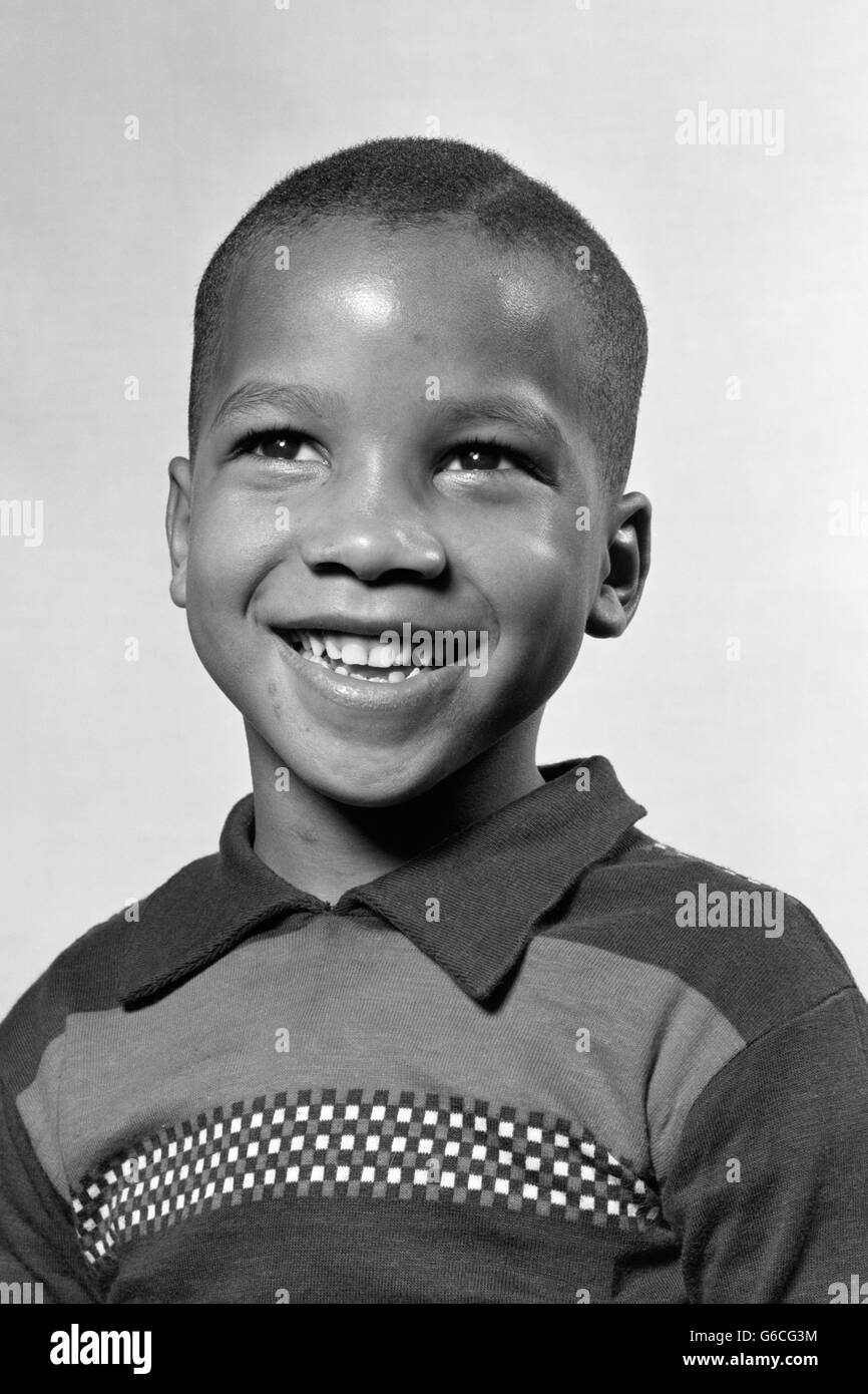 Années 1940 Années 1950 PORTRAIT SMILING AFRICAN AMERICAN BOY 6 ANS Banque D'Images