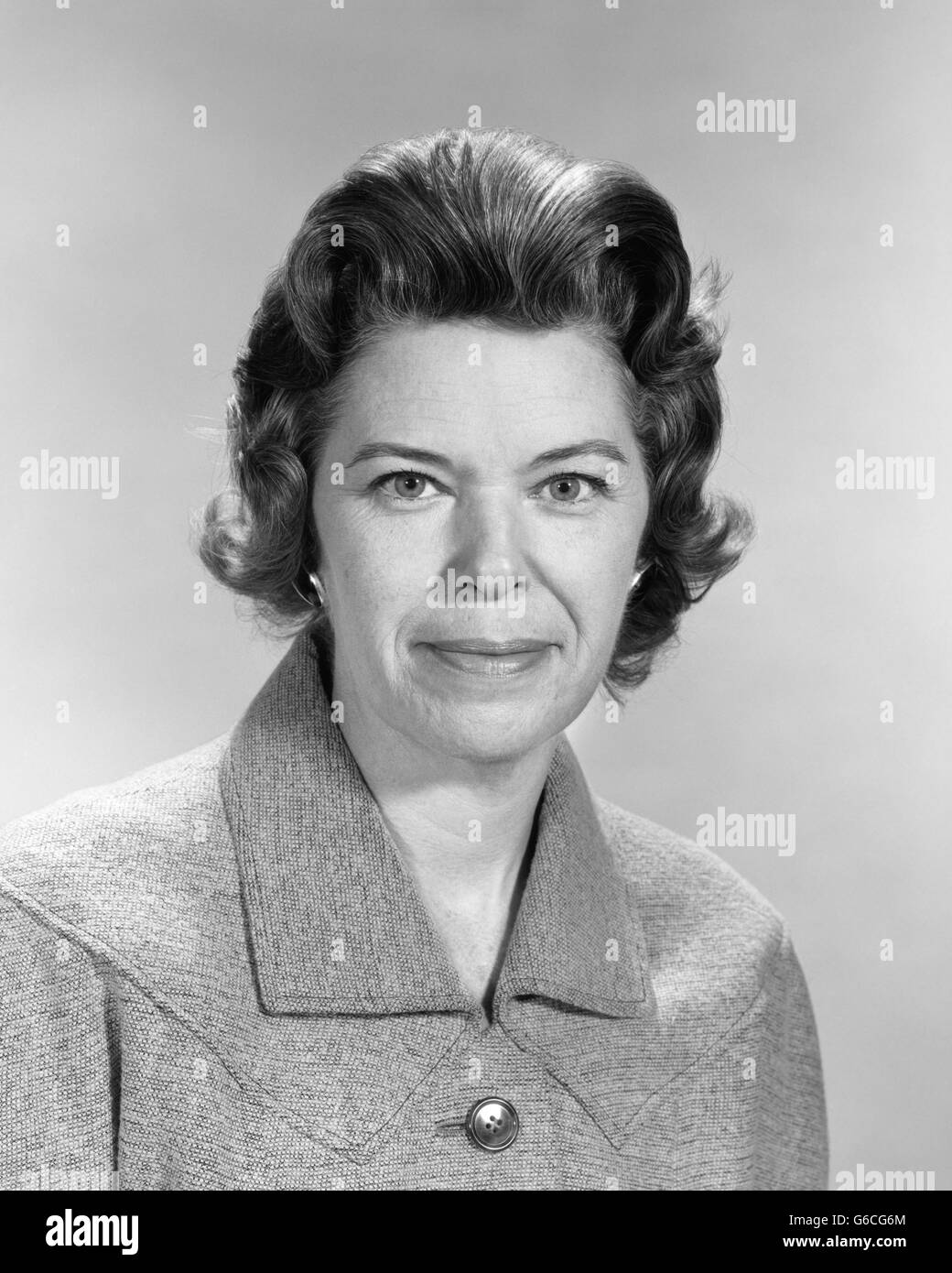 1950 PORTRAIT SMILING WOMAN WEARING COSTUME LAINE COAT LOOKING AT CAMERA Banque D'Images