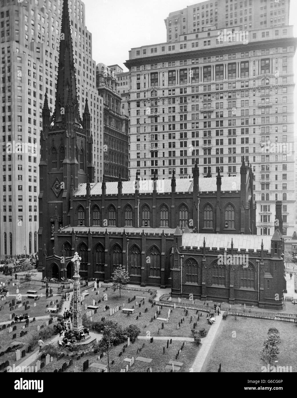 1950 REGARDER SUR TRINITY CHURCH ET CIMETIÈRE DE COUR Centre-ville de Manhattan, NEW YORK CITY PRÈS DE WALL STREET NEW YORK NY USA Banque D'Images