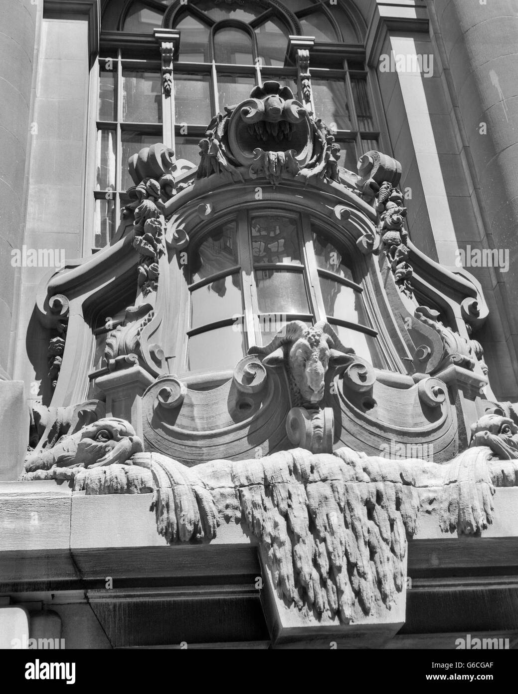 1950 Fenêtre Détail ARCHITECTURAL DE NEW YORK YACHT CLUB avec tête de chèvre et de VERRE West 44th Street, MANHATTAN NEW YORK NY USA Banque D'Images