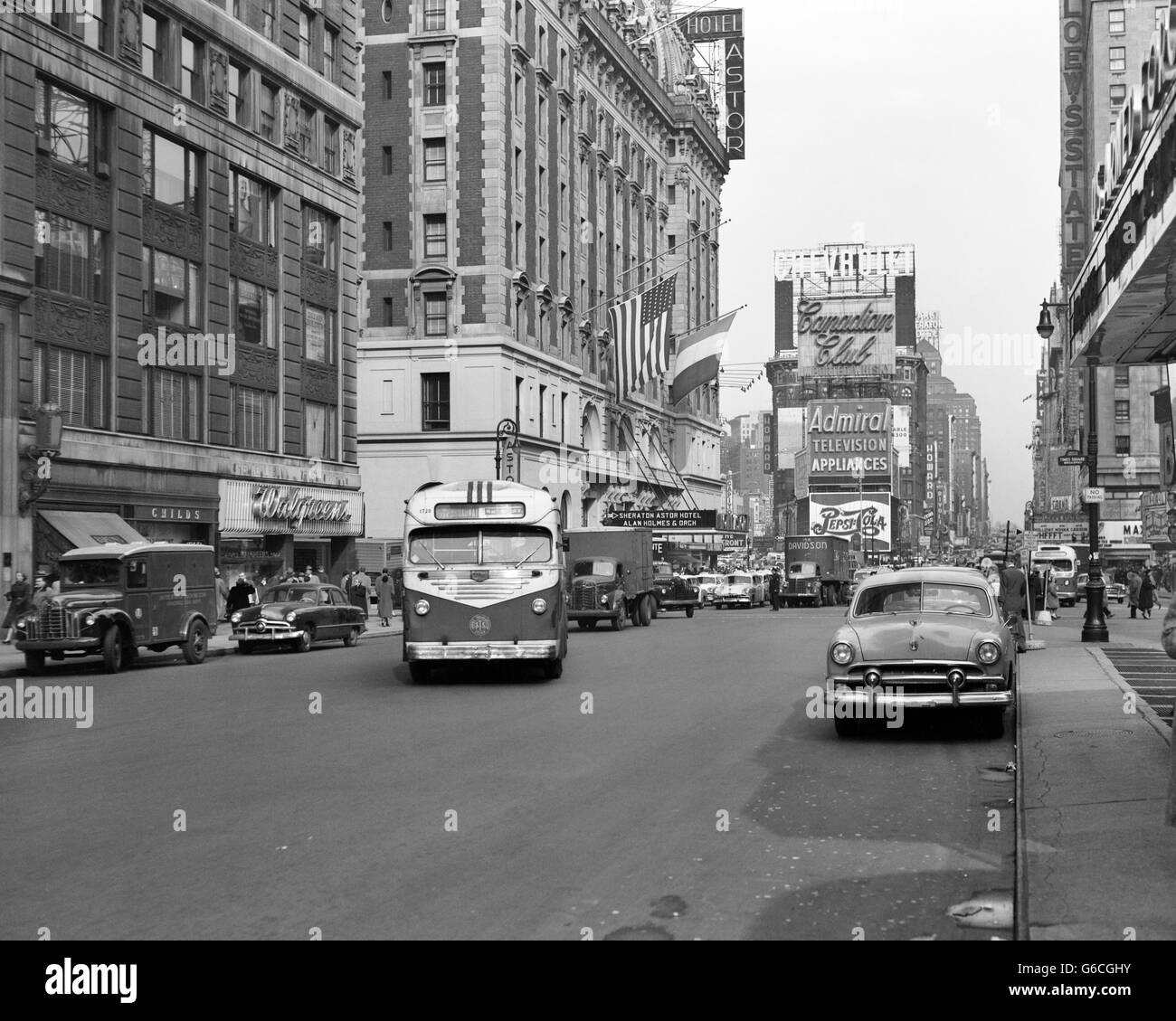 Années 1950, NEW YORK CITY TIMES SQUARE, BROADWAY LE TRAFIC À LA RECHERCHE DE BUS AU NORD DE DUFFY SQUARE DE WEST 44TH STREET NEW YORK NY USA Banque D'Images