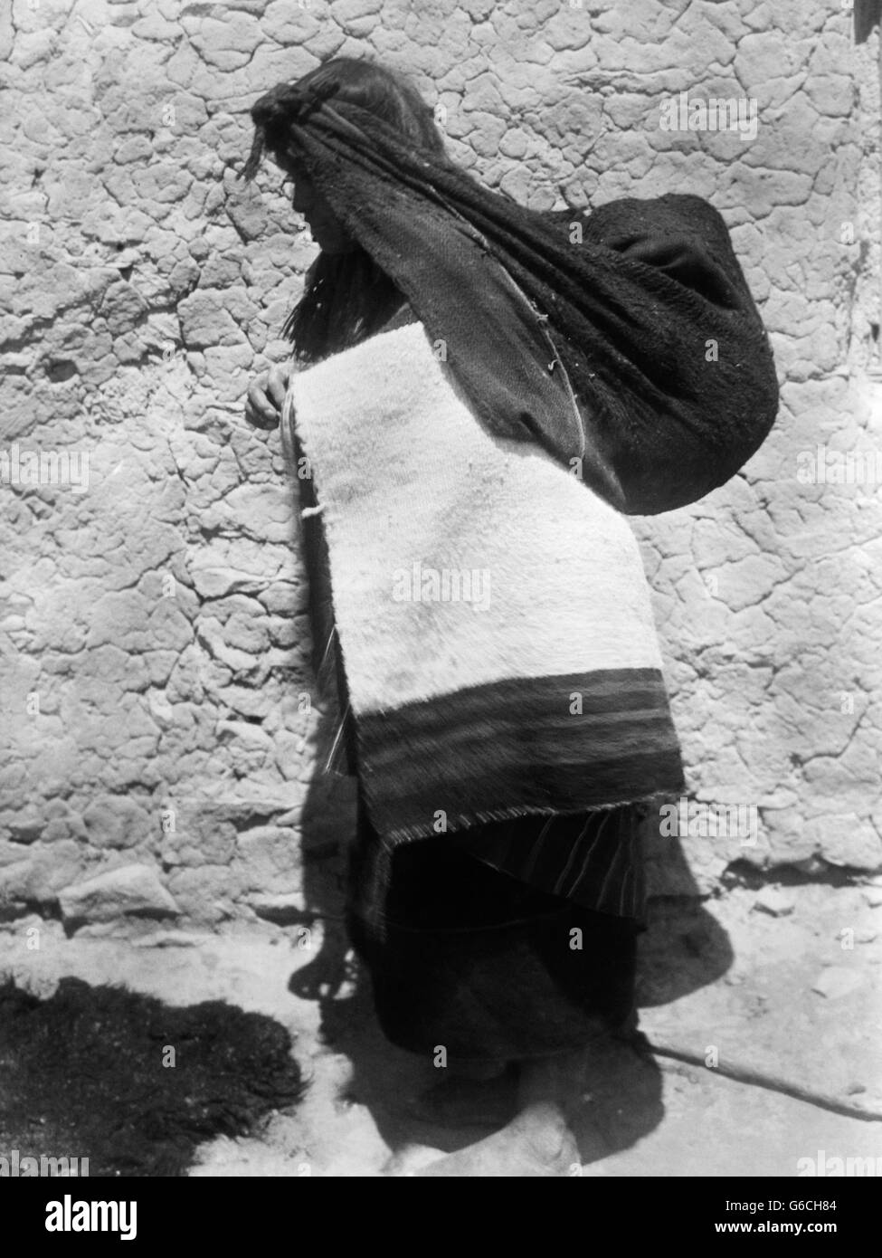 1890 Native American Indian WOMAN WEARING BLANKET UN PORTAGE DE TRANSPORTER UN PAQUET SUR SON DOS Banque D'Images