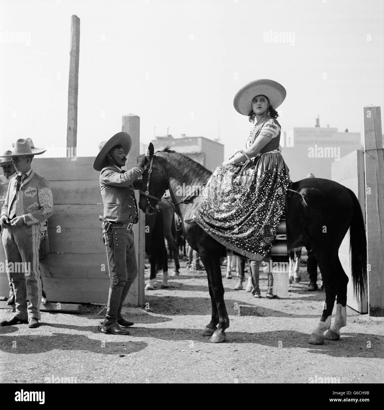 1930 FEMME ASSISE SUR LE CHEVAL portant le costume traditionnel CHINA POBLANA MEXIQUE Banque D'Images