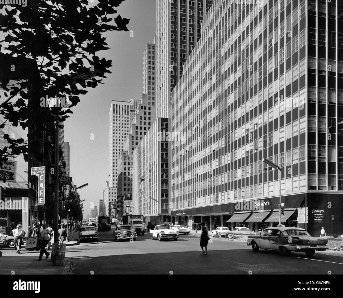 Années 1950 Années 1960 En regardant vers le sud sur la troisième avenue AU 47E RUE MANHATTAN NEW YORK NY USA Banque D'Images