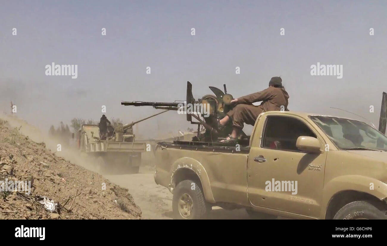 État islamique fighter une arme anti-char au cours de combats dans les montagnes de Makhoul, 30 mai 2016 près de Baiji, l'Iraq. L'image est capturée à partir d'une vidéo de propagande publié par l'État islamique d'Irak et du Levant. Banque D'Images