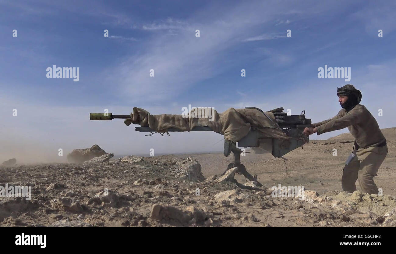État islamique fighter une arme anti-char au cours de combats dans les montagnes de Makhoul, 30 mai 2016 près de Baiji, l'Iraq. L'image est capturée à partir d'une vidéo de propagande publié par l'État islamique d'Irak et du Levant. Banque D'Images