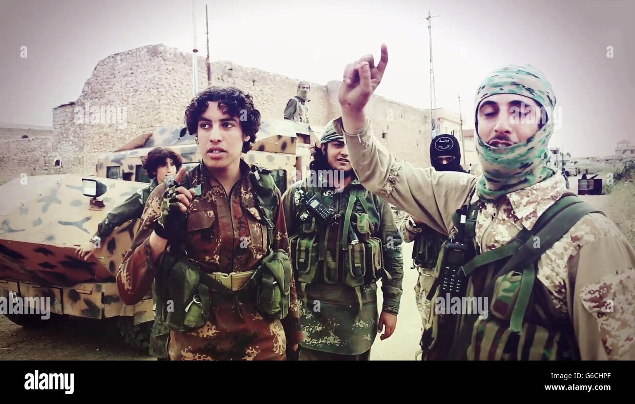 Les combattants de l'État islamique célébrer après plus de l'exécution d'un avant-poste de l'Iraq, le 4 avril 2016 dans les environs de Zawbaa, de l'Iraq. L'image est capturée à partir d'une vidéo de propagande publié par l'État islamique d'Irak et du Levant. Banque D'Images