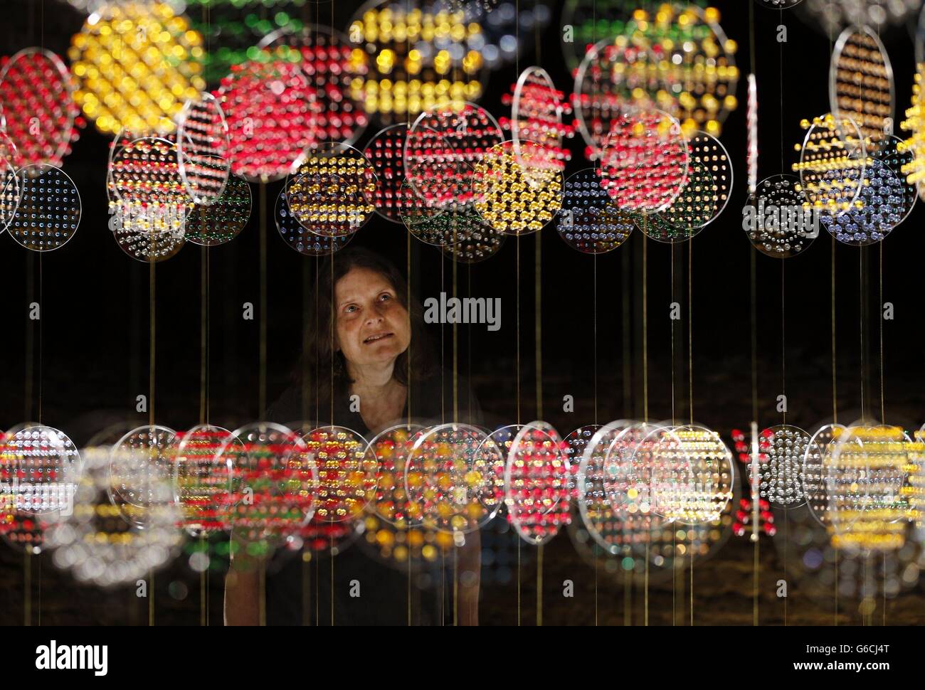 L'artiste Lyndall Phelps contemple ses œuvres d'art étincelantes réalisées à partir de près d'un kilomètre de tiges de laiton et de milliers de perles de verre et de diamantes, inspirées par des détecteurs de particules et commandées par l'Institute of Physics, installé dans un rare puits de glace victorien souterrain, au London Canal Museum près de King's Cross. Banque D'Images
