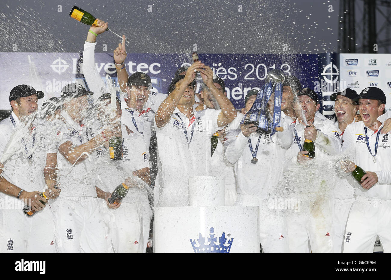 Le capitaine d'Angleterre Alastair Cook, au centre, lève les Ashes Urn lors de la cérémonie de présentation avec le reste de l'équipe pendant le match du cinquième jour du cinquième test de cricket Ashes contre l'Australie au terrain de cricket ovale de Londres, le dimanche 25 août 2013.(AP photo/Alastair Grant) Banque D'Images