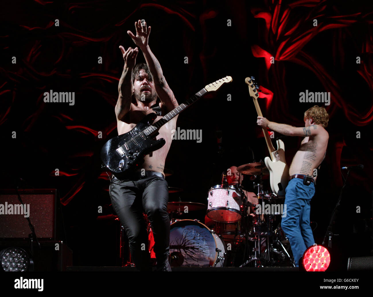 Simon Neil (à gauche) et James Johnston de Biffy Clyro se présentant sur la scène principale, au cours du troisième jour du Festival de lecture. Banque D'Images