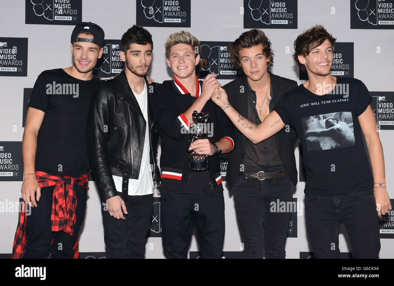Groupe musical un direction membres du groupe Niall Horan, Zayn Malik, Louis Tomlinson, Liam Payne, Harry Styles dans les coulisses de la salle des prix aux MTV Video Music Awards 2013, le Barclay Centre, Brooklyn, New York. Banque D'Images