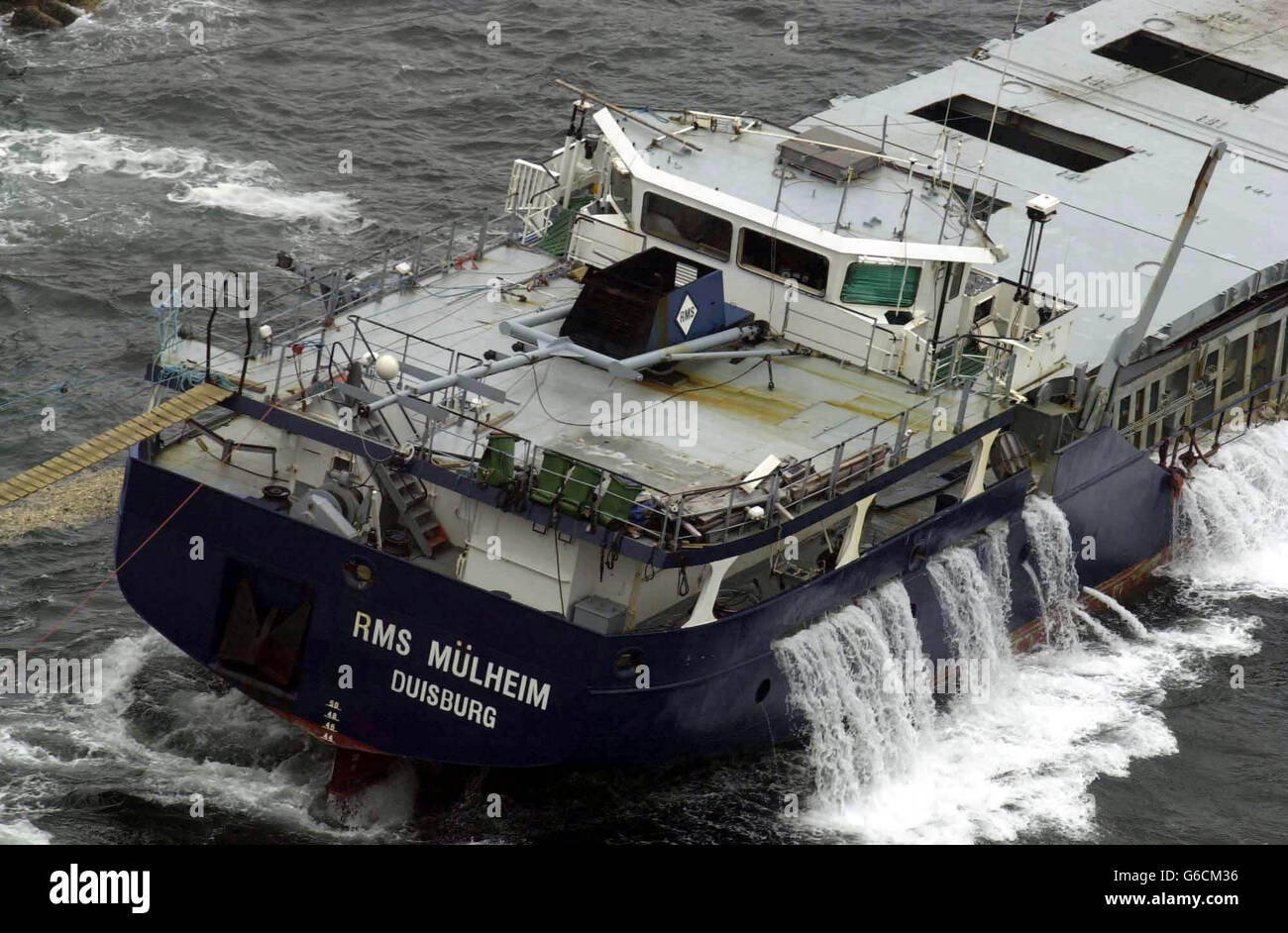 RMS Mulheim sur les rochers près de Sennen Cove, Cornwall. Une opération de récupération de deux mois visant à dégager les cargaisons du navire échoué approche de sa fin, a déclaré l'Agence des gardes maritimes et des gardes-côtes. * le Mulheim transportait 2,200 tonnes de ferraille de voiture plastique quand elle a couru sur des rochers près de la fin de Land, Cornwall. Des centaines de tonnes de marchandises, destinées à un site d'enfouissement en Allemagne, s'échappent dans la mer après que le navire a échoué. Un porte-parole du MCA a déclaré que les travaux visant à retirer le fret restant du navire échoué seraient terminés dans environ deux semaines. Banque D'Images