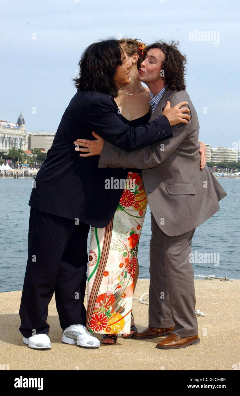 Jackie Chan, Cecile de France et Steve Coogan posent lors d'une séance photo au Majestic Pier, Cannes, France, pour promouvoir son dernier, « autour du monde en 80 jours ». Banque D'Images