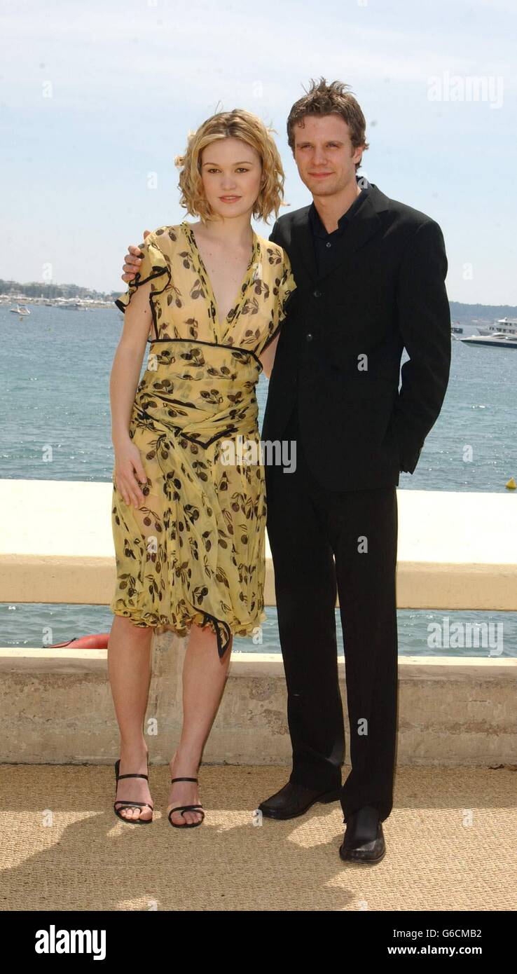 Julia Stiles et Luke Mably posent pour les médias lors d'un photocall sur le balcon Majestic Beach, à Cannes, pour promouvoir son nouveau film le Prince et le Freshman. Banque D'Images