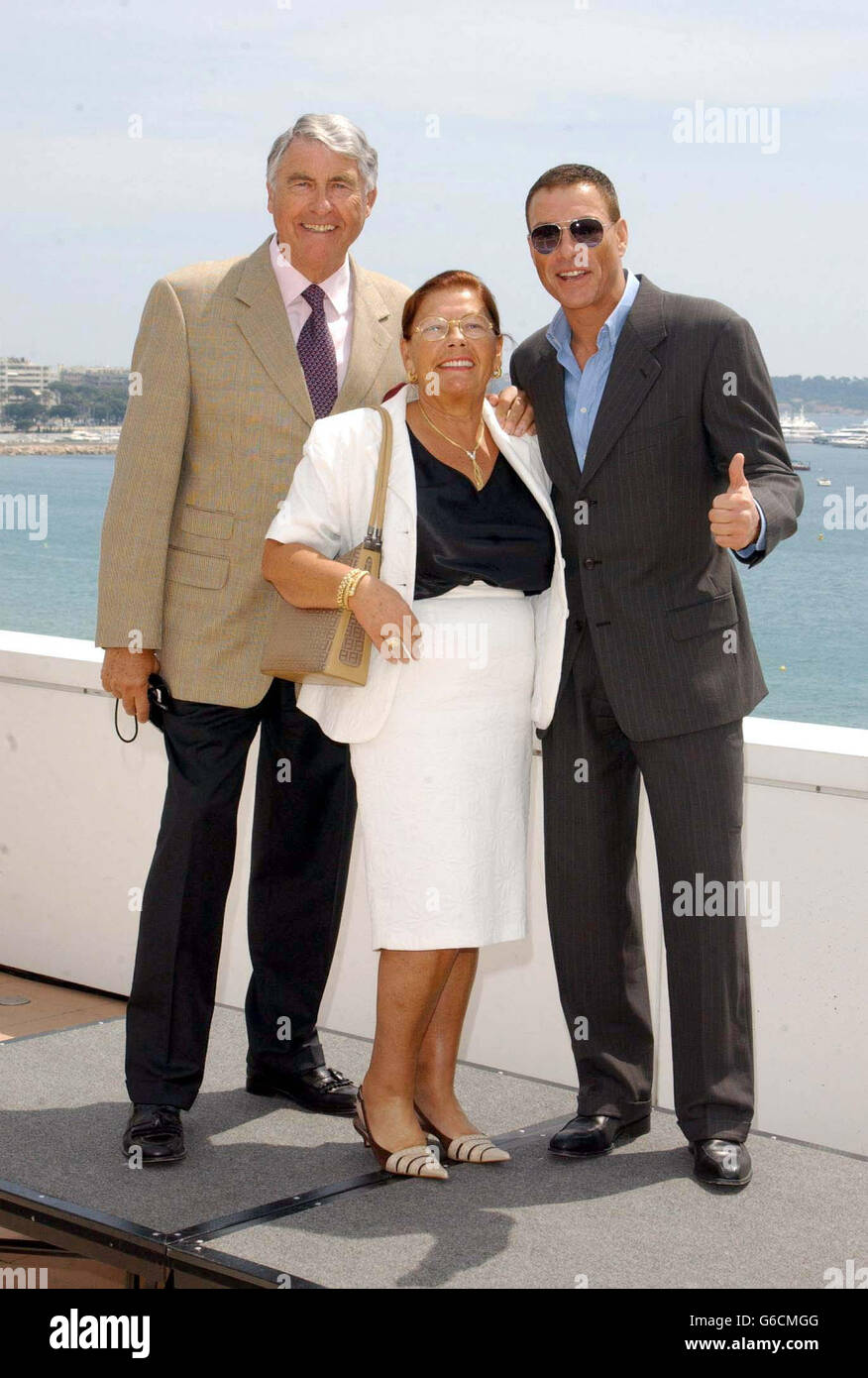 Jean Claude Van Damme est vu avec sa mère et son Père posant pour les  photographes sur le toit de l'hôtel Noga Hilton, pour promouvoir son  nouveau film "après la mort Photo