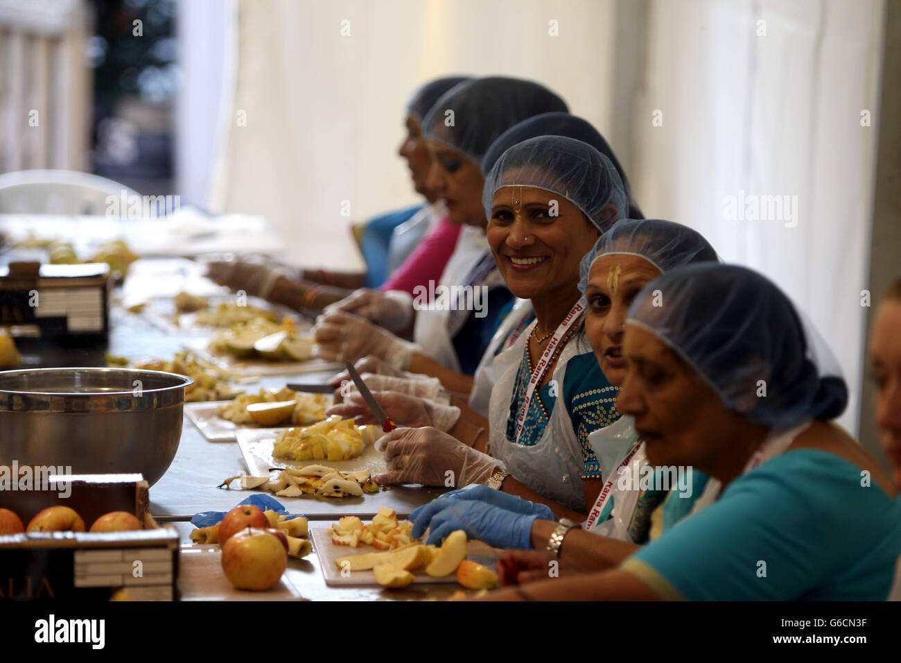 Des bénévoles préparent des invités à manger au Bhaktivedanta Manor, Aldenham, Watford, dans le cadre de la célébration du festival Krishna de Janmashtami. Banque D'Images