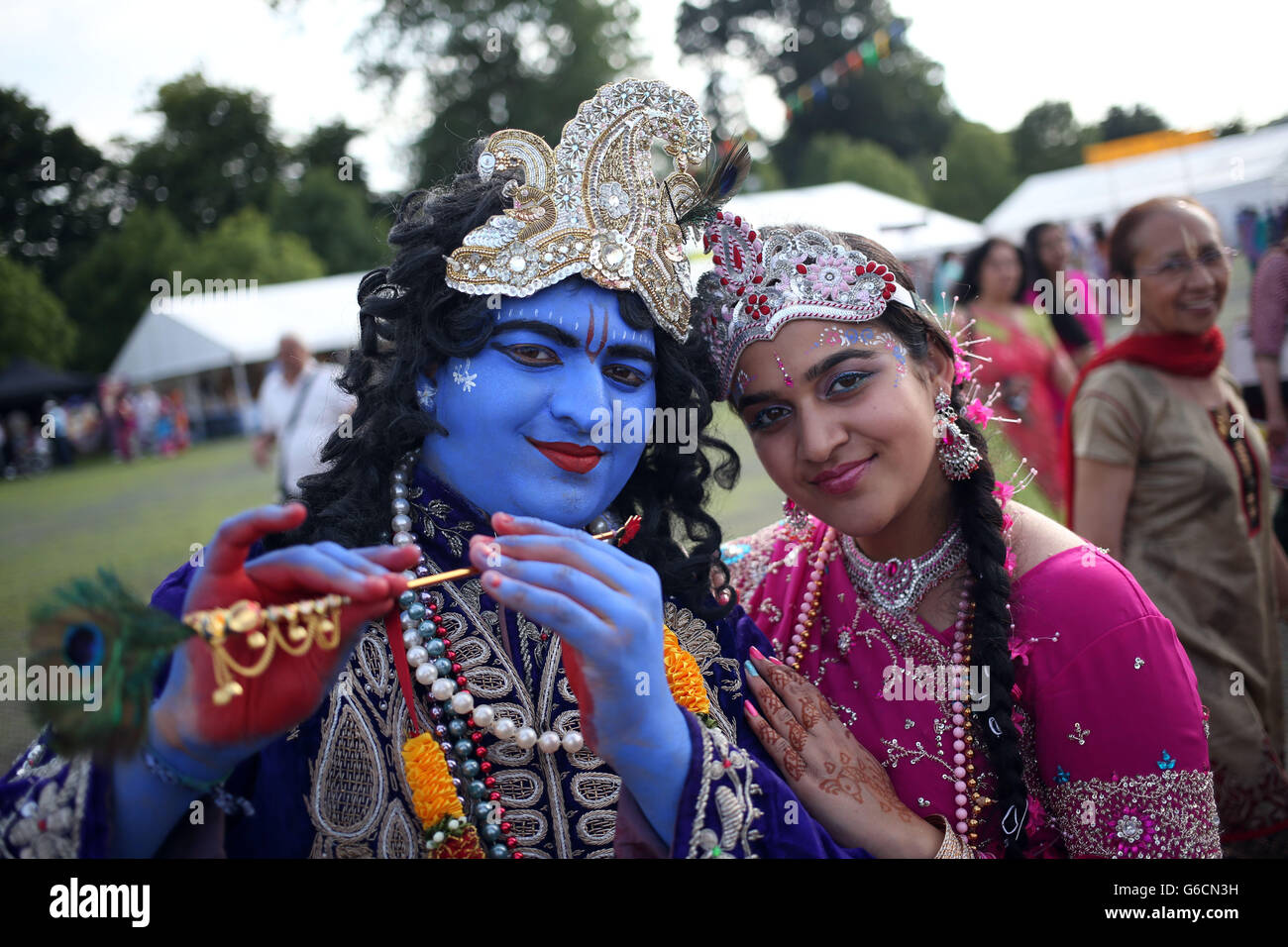 Raj (à gauche) et Jaymini au Bhaktivedanta Manor, Aldenham, Watford, dans le cadre de la célébration du festival Krishna de Janmashtami. Banque D'Images