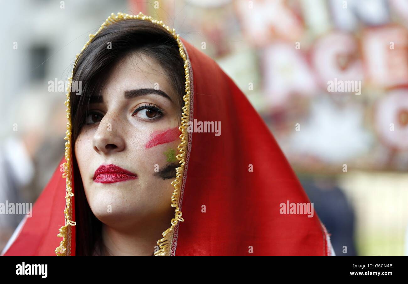 Un activiste porte un drapeau syrien lors d'un événement organisé par Stop the War Coalition pour protester contre l'implication potentielle du Royaume-Uni dans le conflit syrien à Whitehall, Londres. Banque D'Images