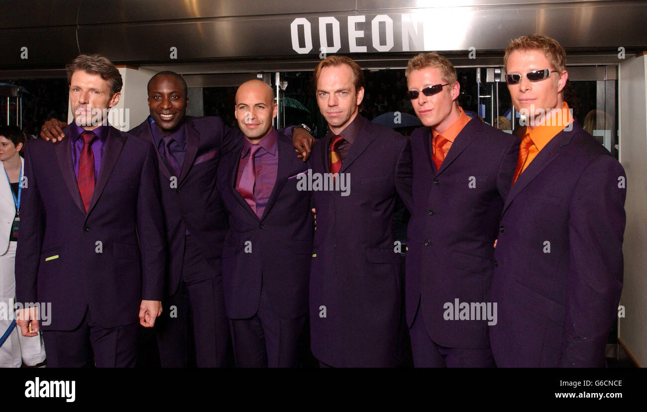 Le couturier Ozwald Boateng (2e gauche) avec l'acteur Billy Zane (3e gauche) et les acteurs (gauche-droite) Lambert Wilson, Hugo Weaving, Adrian Rayment et Neil Rayment portant des costumes il a conçu pour la première britannique de la Matrix Reloaded au cinéma Odeon de Leicester Square à Londres. Banque D'Images