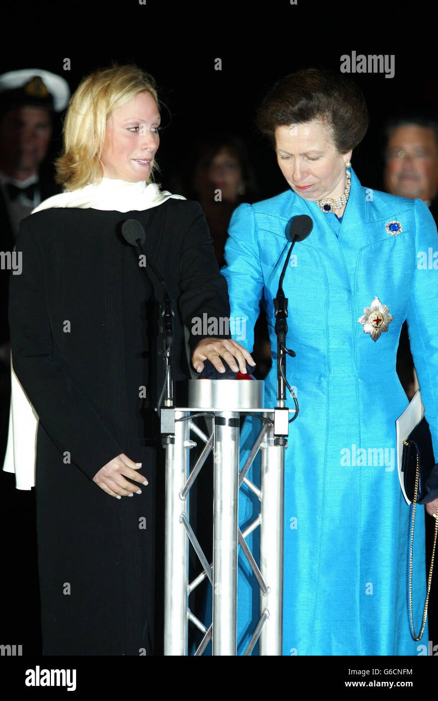La princesse royale et sa fille Zara Phillips appuient ensemble sur un  bouton pour libérer les deux bouteilles de champagne pour nommer les deux  nouveaux navires Oceana et Adonia de P&O sur