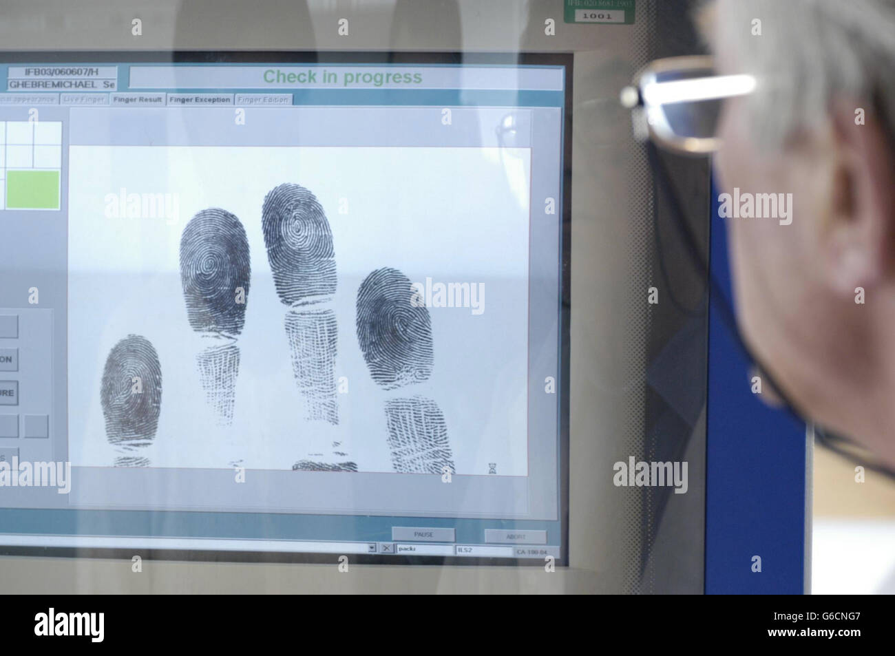 Assistant administratif, prend des empreintes de doigts pour les "ARC" (cartes d'enregistrement d'asile) qui sont en cours de traitement, à Croydon. Le ministre de l'intérieur, David Blunkett, devait saluer les chiffres de l'asile pour montrer qu'il était sur le point de respecter l'engagement de Tony Blair. * ... pour réduire de moitié les numéros de demande d'ici septembre.le Home Office publiait le nombre de nouveaux arrivants demandeurs d'asile pour les trois premiers mois de cette année.Voir PA Story POLITIQUE asile. PA photo Edmond Terakopian. Banque D'Images