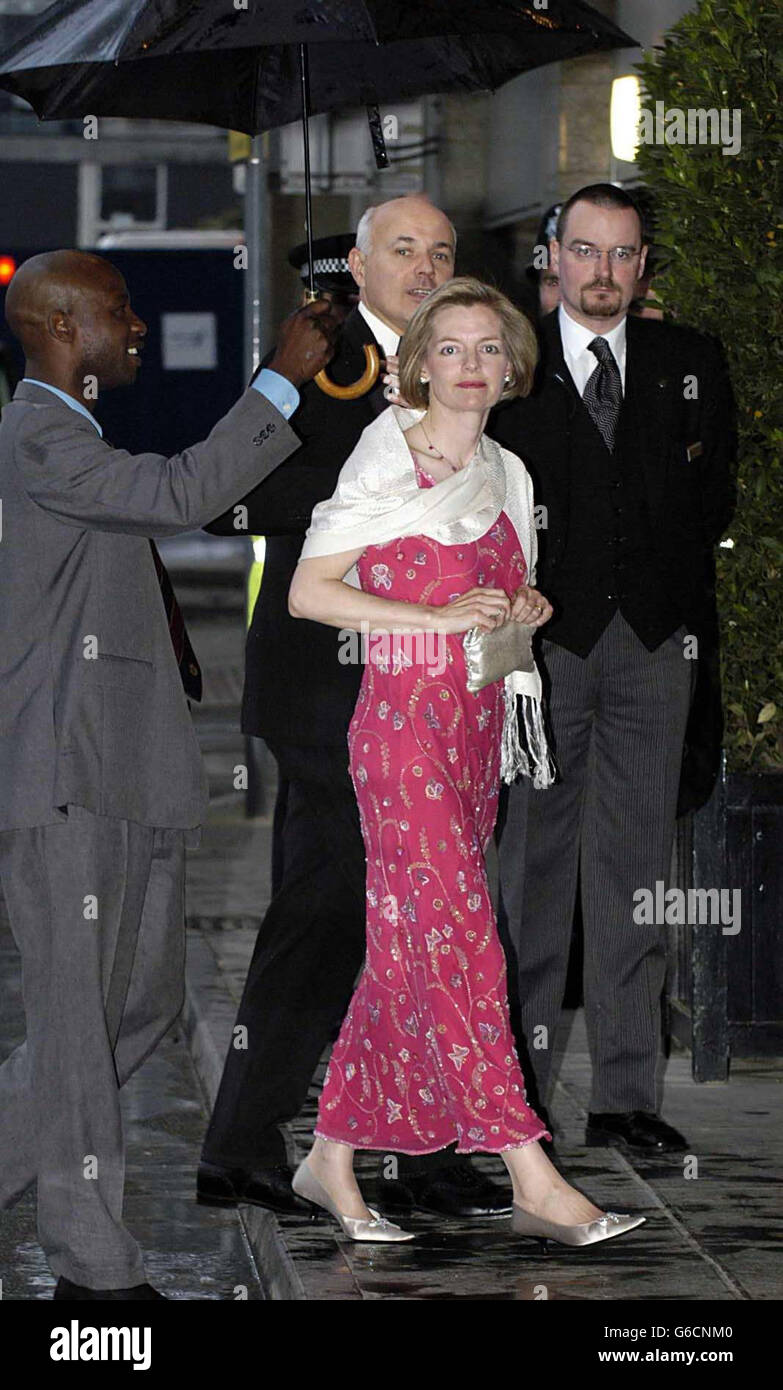 Le chef du Parti conservateur Iain Duncan Smith accompagné de sa femme arrive au dîner de la Galerie de la presse, à l'hôtel Hilton Metropole de Londres. Banque D'Images