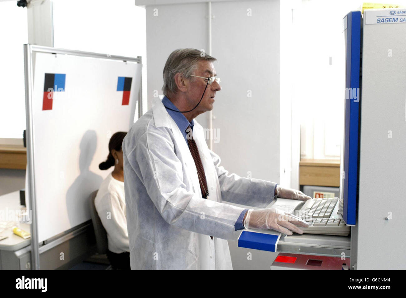 Assistant administratif, prend une photographie d'un demandeur de la "ARC" (cartes d'enregistrement d'asile) qui sont traitées, à Croydon. * le secrétaire à l'intérieur David Blunkett devait saluer les chiffres de l'asile comme un signe qu'il était en voie de rencontrer l'engagement de Tony Blair de réduire de moitié les numéros de demande d'ici septembre.le Home Office publiait le nombre de nouveaux arrivants demandant l'asile pour les trois premiers mois de cette année année. Banque D'Images