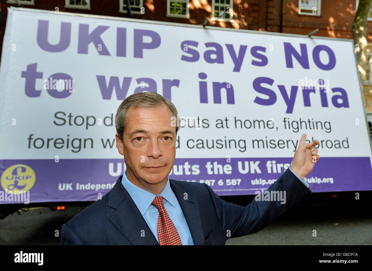 Nigel Farage, le leader de UKIP, a signalé une affiche sur une fourgonnette qui indique la position du parti sur toute intervention militaire britannique éventuelle en Syrie, en dehors du bâtiment de la Commission européenne à Westminster, dans le centre de Londres. Banque D'Images